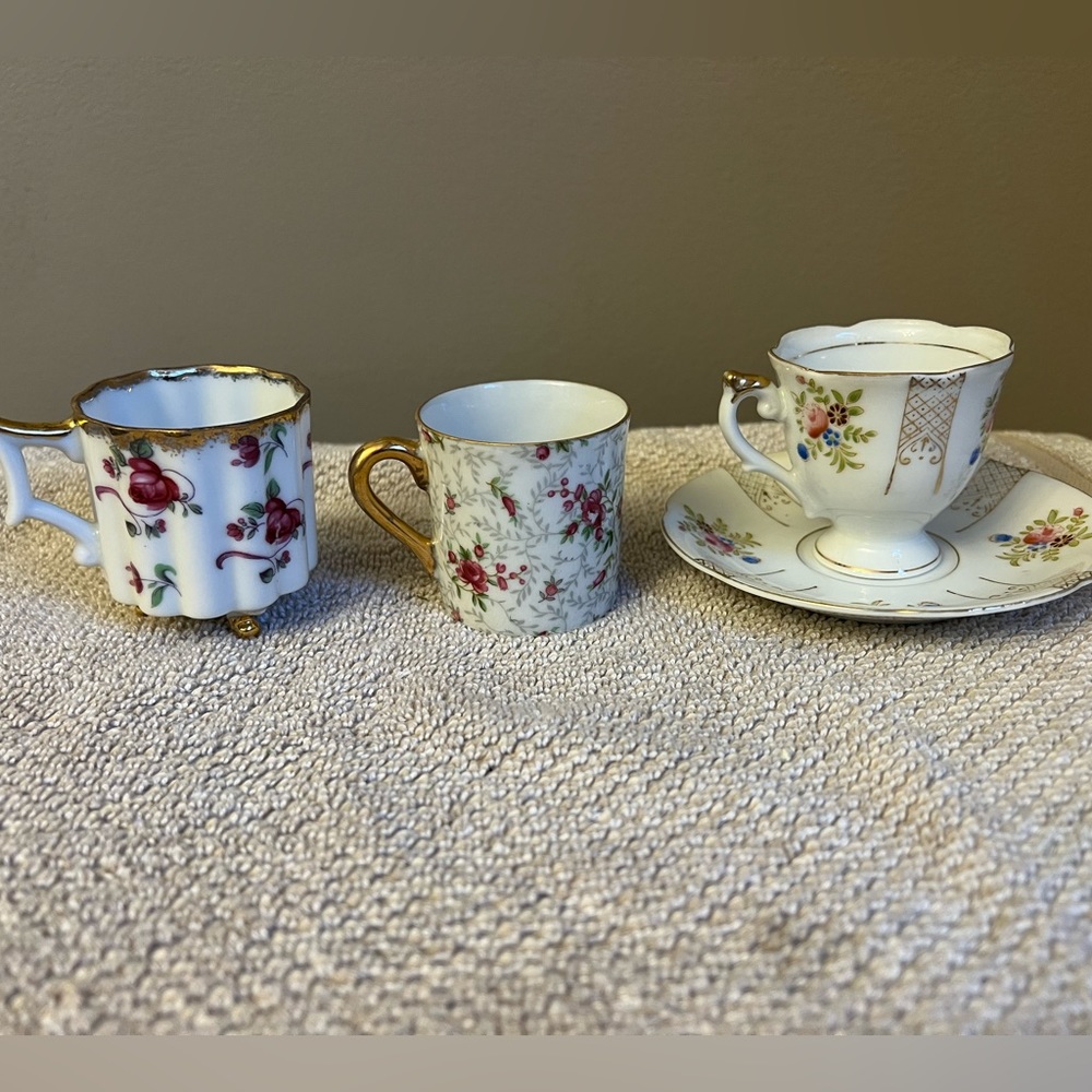 Lot of 3 timeless Japanese tea cups, one with saucer
